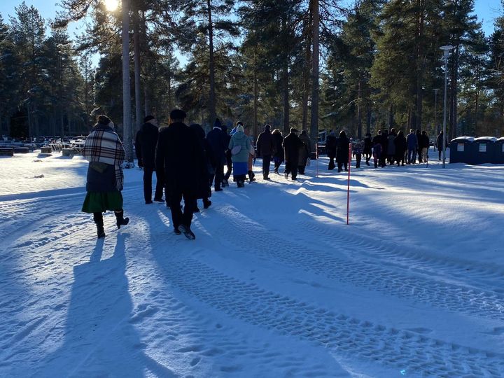 Saattue kävelee hautausmaalla
