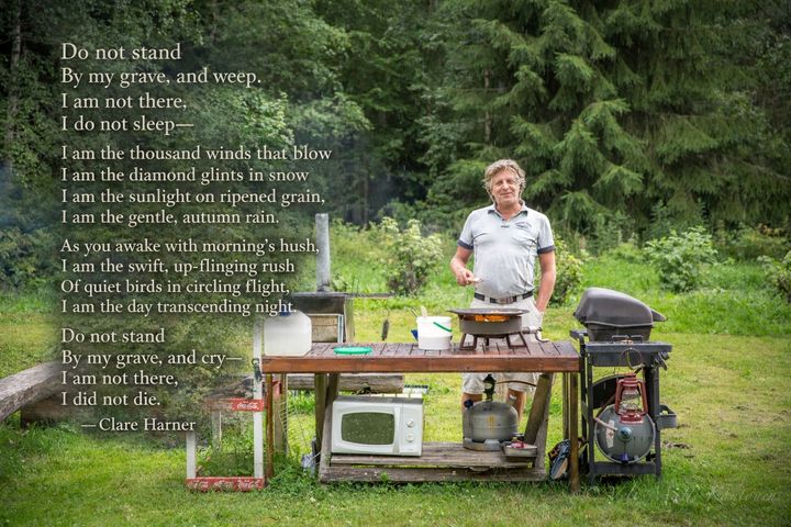 Pepe kokkaa ulkona, kuvassa runo